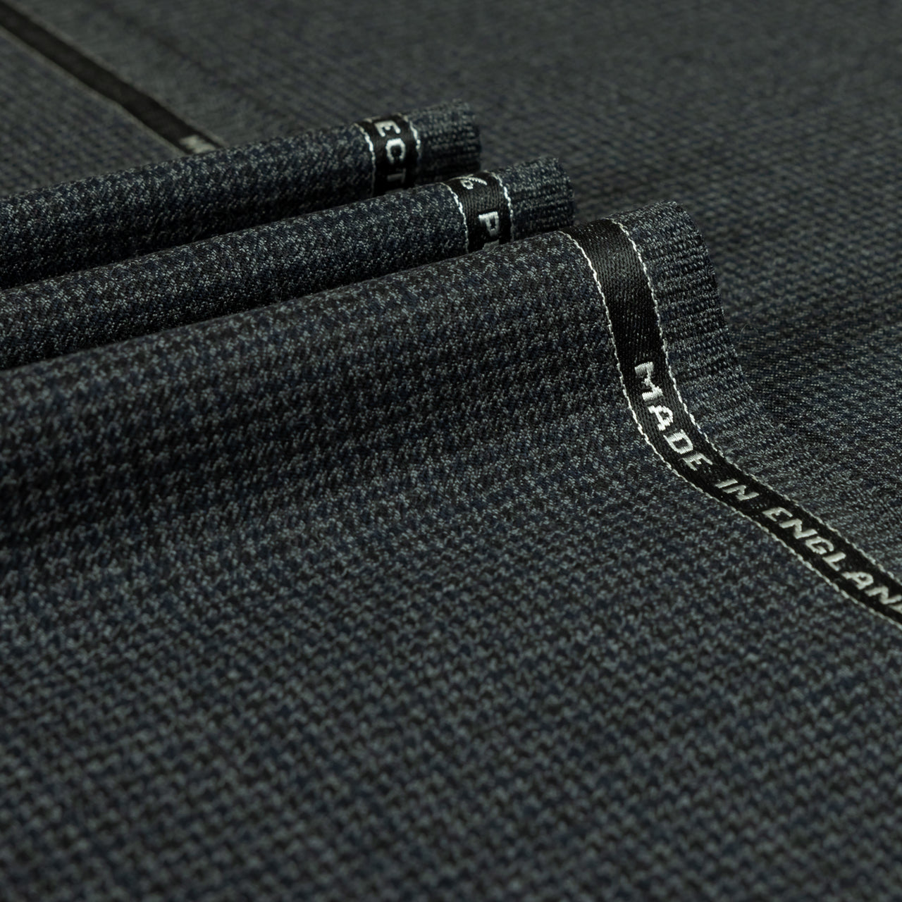 Grey Dogtooth 100% Merino Wool Mid Weight Suiting Fabric